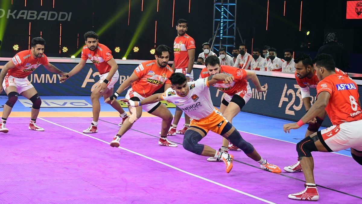 Aslam Inamdar of Puneri Paltan gets the bonus against Gujarat Giants in Match 118 of VIVO Pro Kabaddi League Season 8