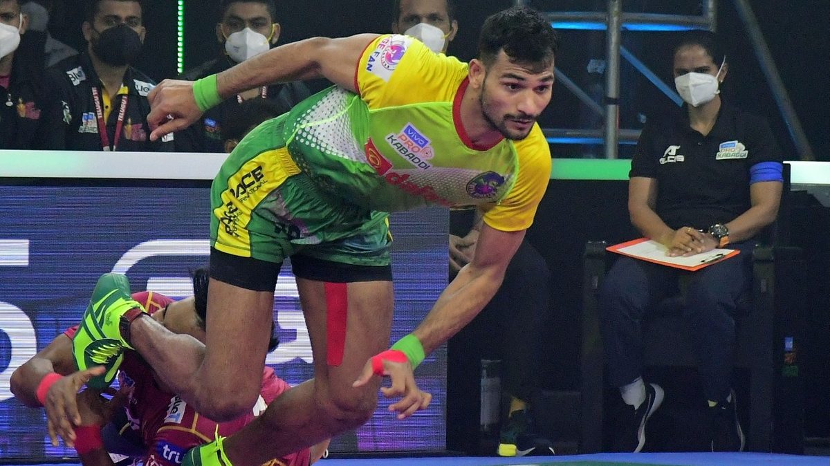 Sachin of Patna Pirates runs for the center line against Telugu Titans in Match 116 of VIVO Pro Kabaddi League Season 8