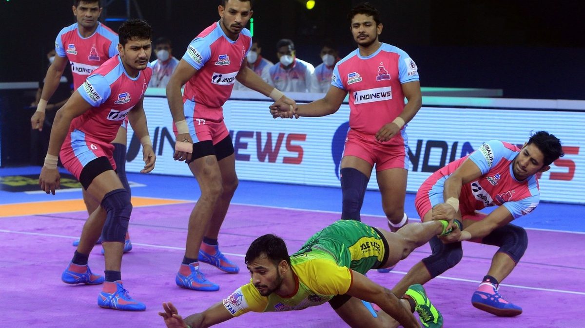 Sachin of Patna Pirates tries to escape from Sandeep Dhull of Jaipur Pink Panthers in Match 53 of VIVO Pro Kabaddi League Season 8.