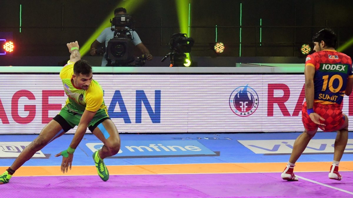 Sachin of Patna Pirates displays a showdown with Sumit of U.P. Yoddhas in Match 88 of VIVO Pro Kabaddi League Season 8