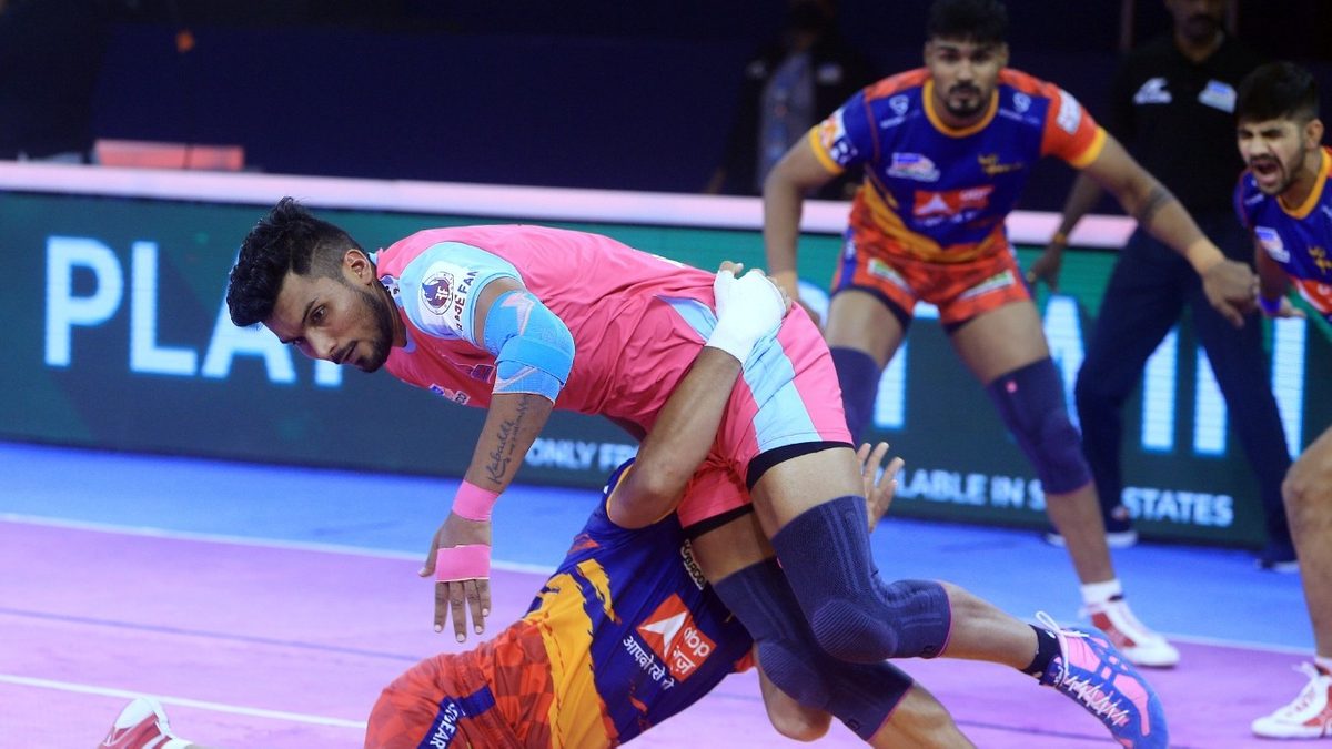 Arjun Deshwal of Jaipur Pink Panthers looks to avoid a tackle from the U.P. Yoddha defenders in Match 16 of VIVO Pro Kabaddi League Season 8