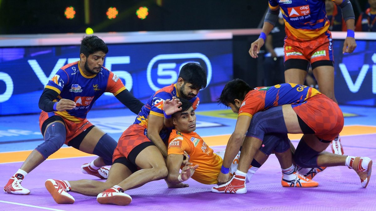The U.P. Yoddha defenders catch hold of Puneri Paltan's Aslam Inamdar in Eliminator 1 of VIVO Pro Kabaddi League Season 8