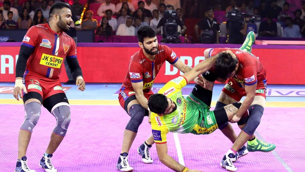 Dabang Delhi K.C. defeated Patna Pirates to return to the top of the vivo Pro Kabaddi Season 7 standings.