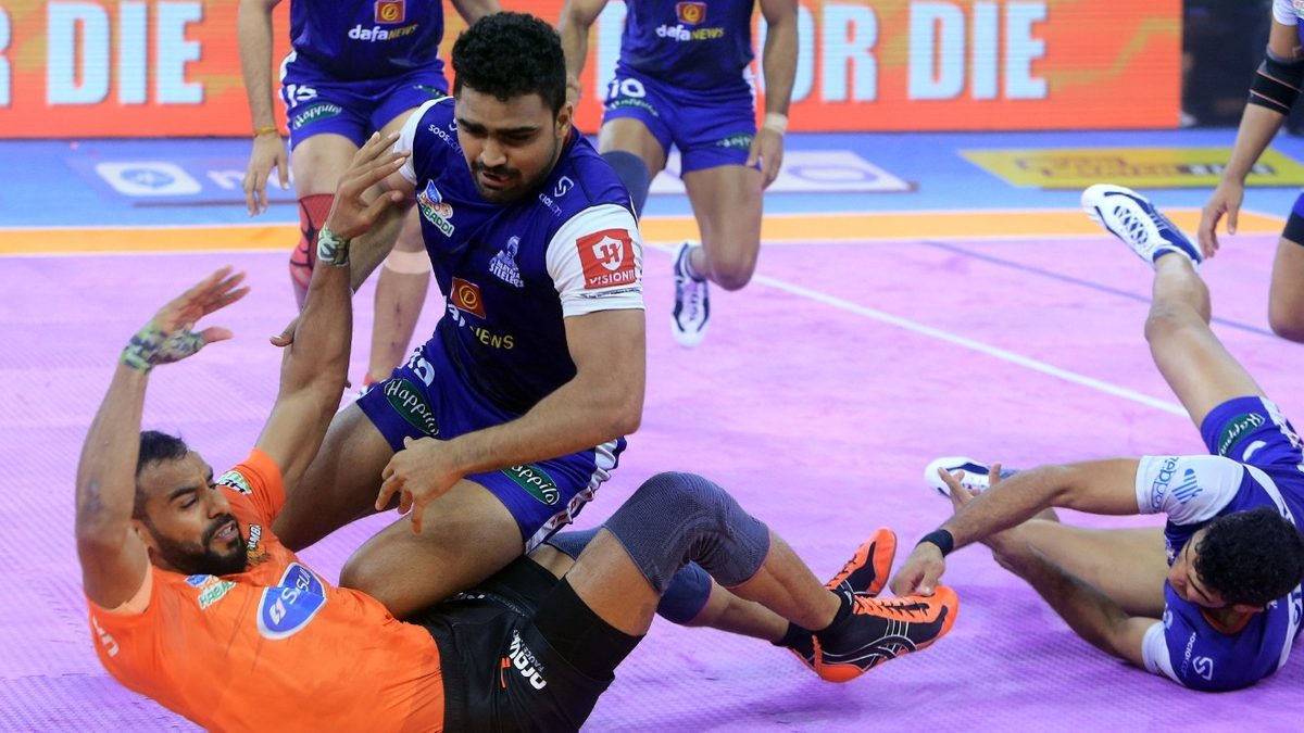 Abhishek Singh of U Mumba is thrown to the ground by the Haryana Steelers' defenders in Match 113 of VIVO Pro Kabaddi League Season 8