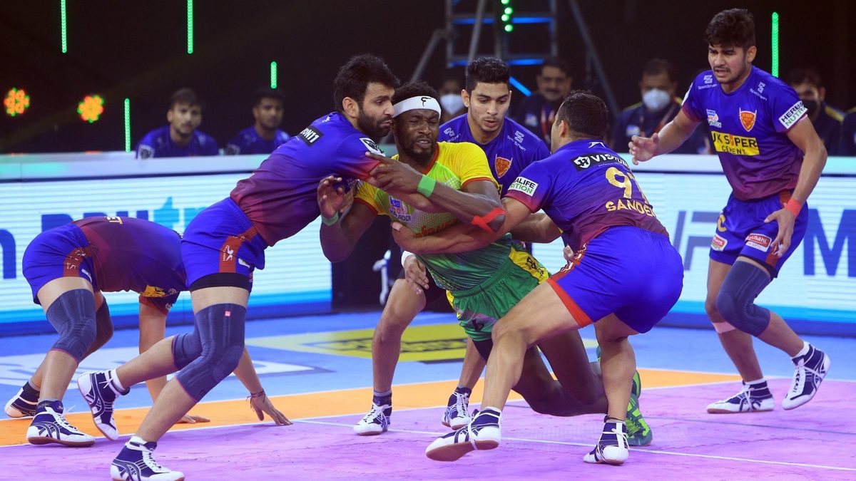 Daniel Odhiambo of Patna Pirates is surrounded by the Dabang Delhi K.C. defenders in Match 126 of VIVO Pro Kabaddi League Season 8