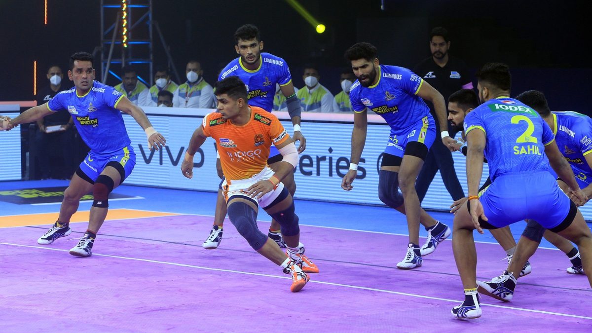 Puneri Paltan's Aslam Inamdar in action against Tamil Thalaivas in Match 23 of VIVO Pro Kabaddi League Season 8