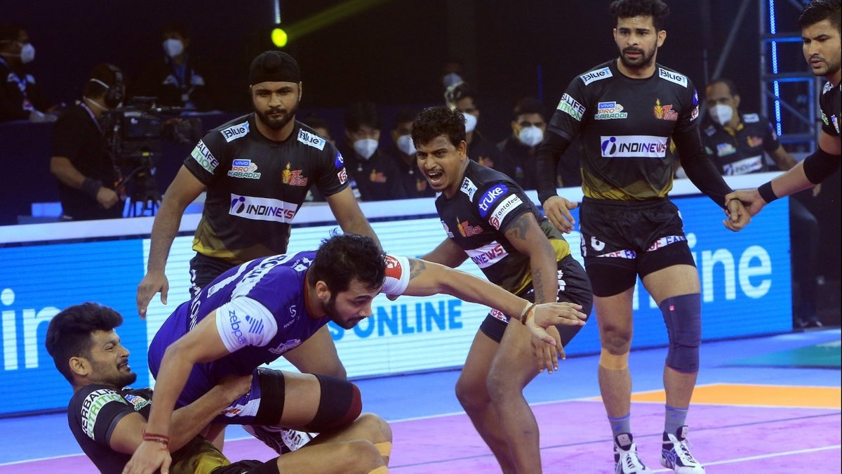 Haryana Steelers' Rohit Gulia is pulled back by the Telugu Titans' defenders in Match 77 of VIVO Pro Kabaddi League Season 8. 