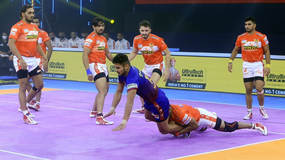 Naveen Kumar of Dabang Delhi K.C. reaches out for the center line against Gujarat Giants in Match 13 of VIVO Pro Kabaddi League Season 8