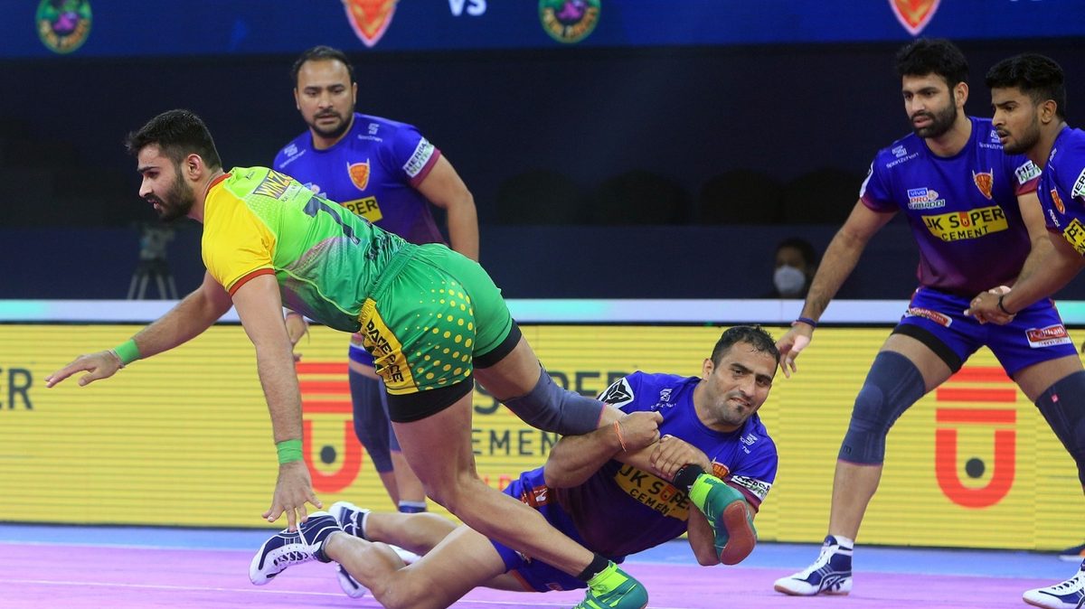 Mohit of Patna Pirates is grabbed by Sandeep Narwal of Dabang Delhi K.C. in Match 126 of VIVO Pro Kabaddi League Season 8