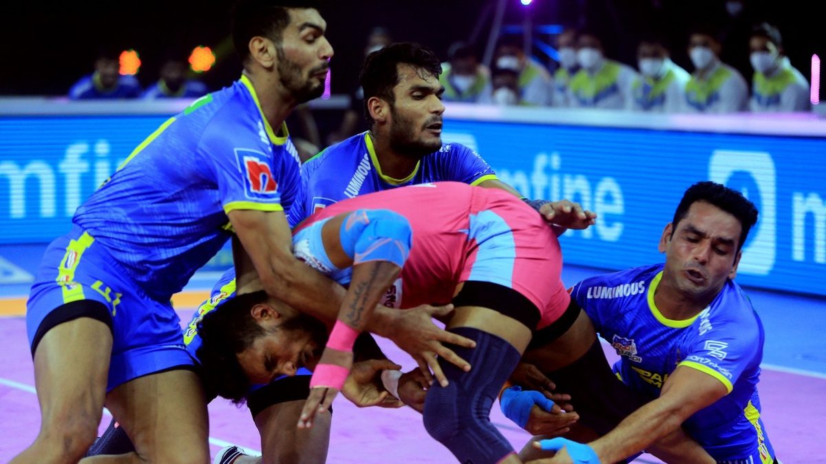 Arjun Deshwal of Jaipur Pink Panthers tries to get past a strong Tamil Thalaivas defense in Match 58 of VIVO Pro Kabaddi League Season 8