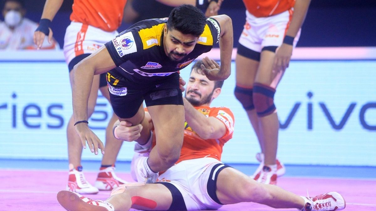 Parvesh Bhainswal of Gujarat Giants tries his best to stop Pawan Kumar Sehrawat of Bengaluru Bulls in Match 54 of VIVO Pro Kabaddi League Season 8.
