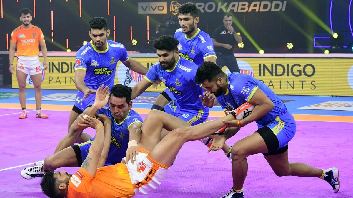 Tamil Thalaivas' defenders put down Puneri Paltan's Rahul Chaudhari in Match 23 of VIVO Pro Kabaddi League Season 8