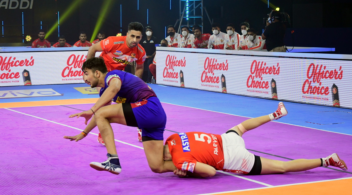 Ashu Malik of Dabang Delhi K.C. looks to escape from Parvesh Bhainswal of Gujarat Giants in Match 81 of VIVO Pro Kabaddi League Season 8