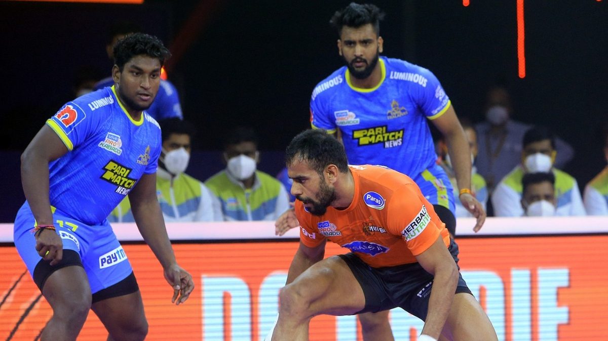 Abhishek Singh of U Mumba looks set to get a point off the Tamil Thalaivas' defense in Match 95 of VIVO Pro Kabaddi League Season 8