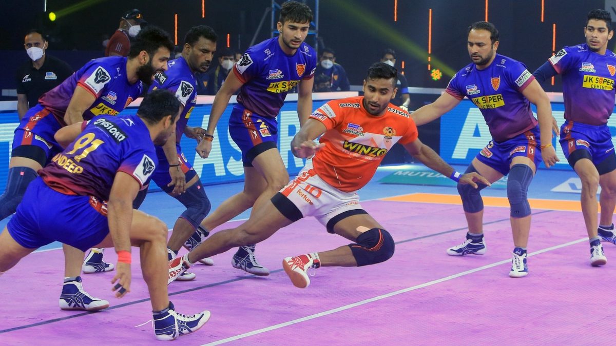 Rakesh of Gujarat Giants looks for a quick escape from the Dabang Delhi K.C. defense in Match 81 of VIVO Pro Kabaddi League Season 8