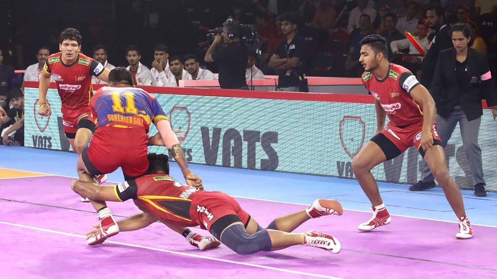 Bengaluru Bulls’ Mahender Singh surprises a raider with a Diving Thigh Hold.