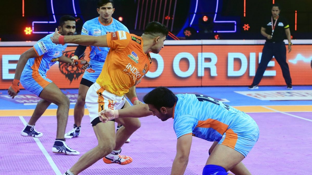 Nitin Tomar of Puneri Paltan looks set to get away from the Bengal Warriors’ defense in Match 43 of VIVO Pro Kabaddi League Season 8.