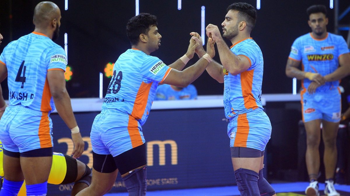 Vishal Mane and Mohammad Nabibakhsh of Bengal Warriors celebrate a tackle against Tamil Thalaivas in Match 51 of VIVO Pro Kabaddi League Season 8.
