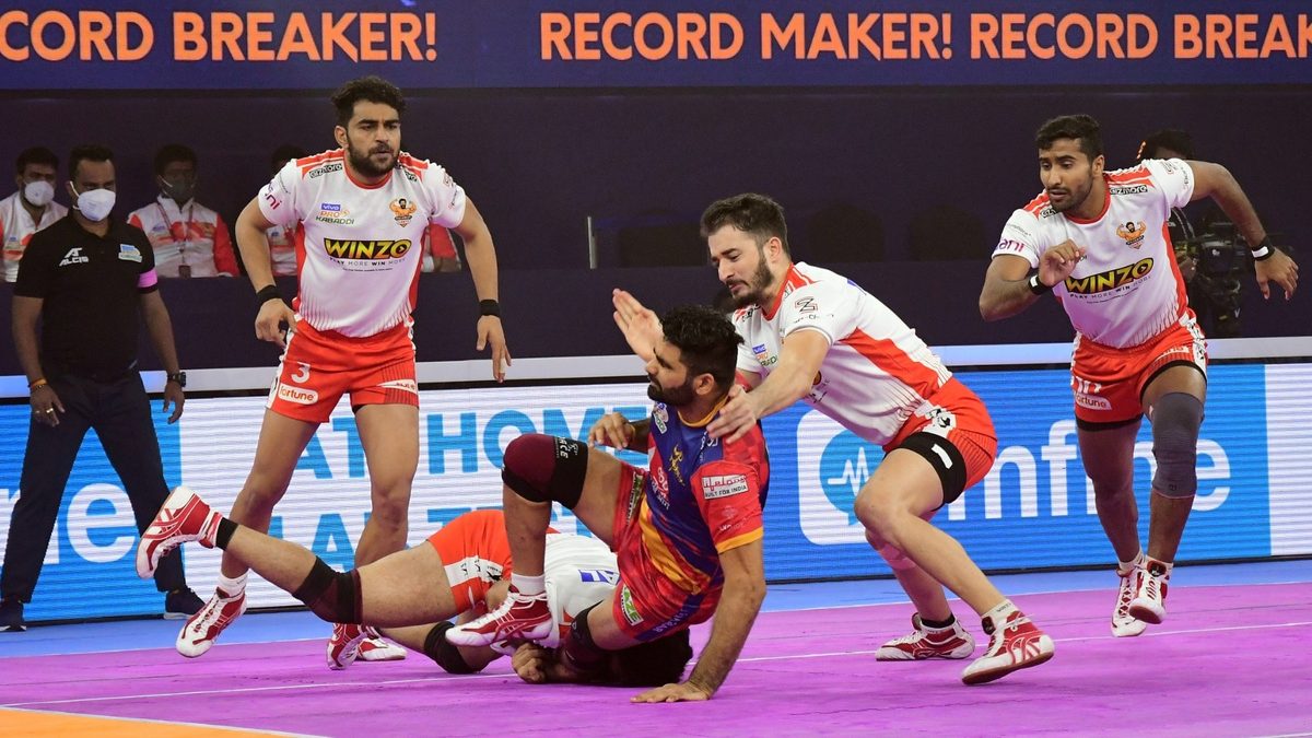 Pardeep Narwal of U.P. Yoddha is stopped by Parvesh Bhainswal of Gujarat Giants in Match 115 of VIVO Pro Kabaddi League Season 8