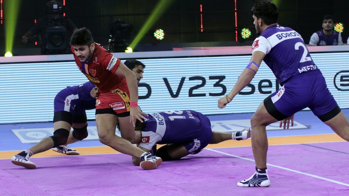 Naveen Kumar of Dabang Delhi K.C. tries to grab a point against Haryana Steelers in Match 55 of VIVO Pro Kabaddi League Season 8