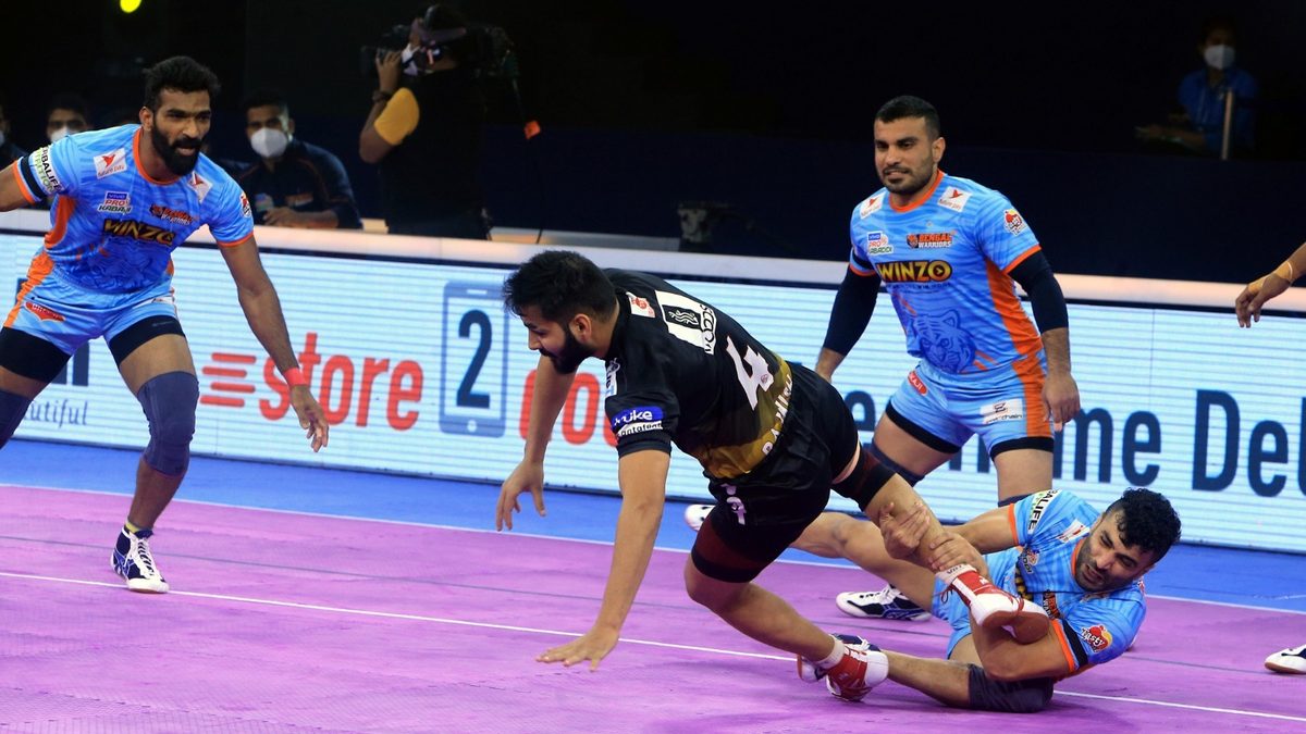 Rajnish of Telugu Titans tries to get away from Mohammad Nabibakhsh of Bengal Warriors in Match 101 of VIVO Pro Kabaddi League Season 8