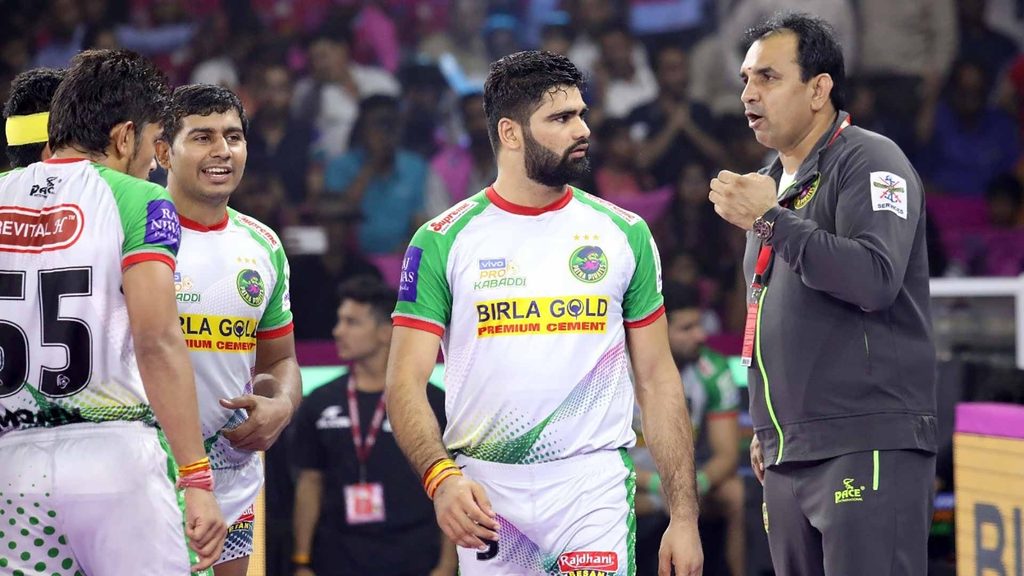 Coach Ram Mehar Singh instructs Patna Pirates.