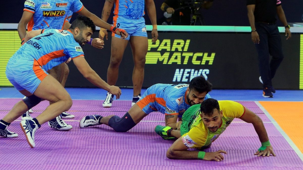 Sachin of Patna Pirates desperately tries to get away from the Bengal Warriors' defenders in Match 98 of VIVO Pro Kabaddi League Season 8