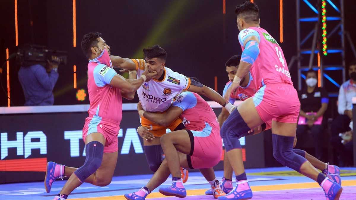 Aslam Inamdar of Puneri Paltan struggles to get past the Jaipur Pink Panthers' defenders in Match 130 of VIVO Pro Kabaddi League Season 8