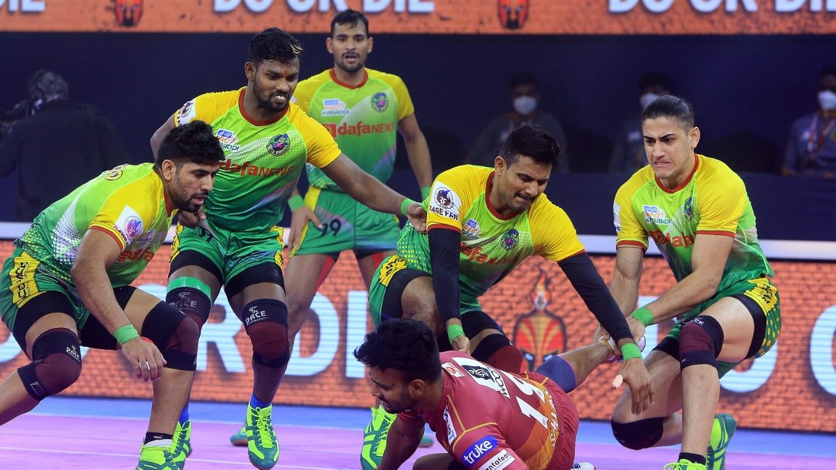 Adarsh T of Telugu Titans meets a crowded Patna Pirates' defence in Match 116 of VIVO Pro Kabaddi League Season 8