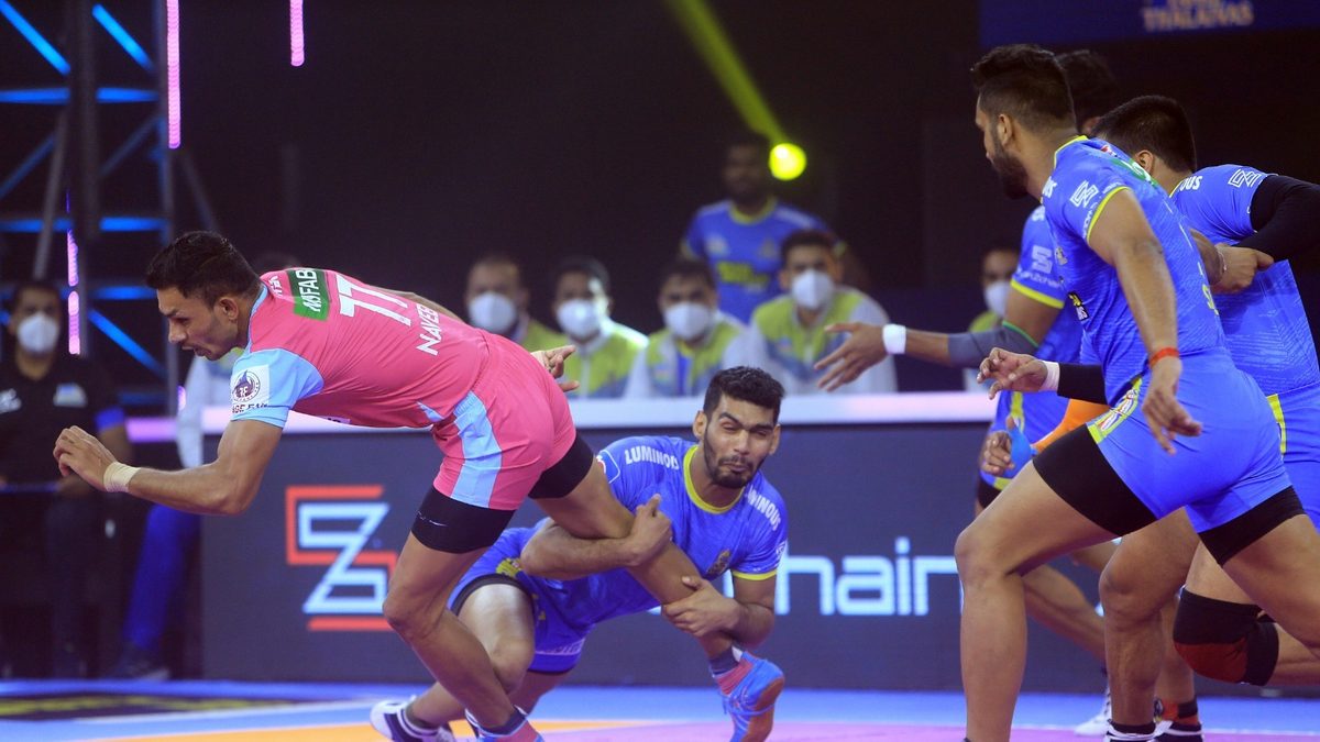 Naveen of Jaipur Pink Panthers tries to successfully get past Sagar of Tamil Thalaivas in Match 58 of VIVO Pro Kabaddi League Season 8