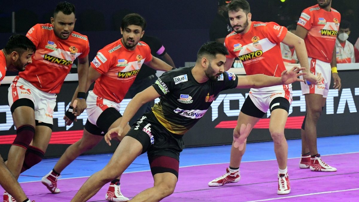 Rajnish of Telugu Titans gets away with a point against the Gujarat Giants’ defense in Match 48 of VIVO Pro Kabaddi League Season 8.