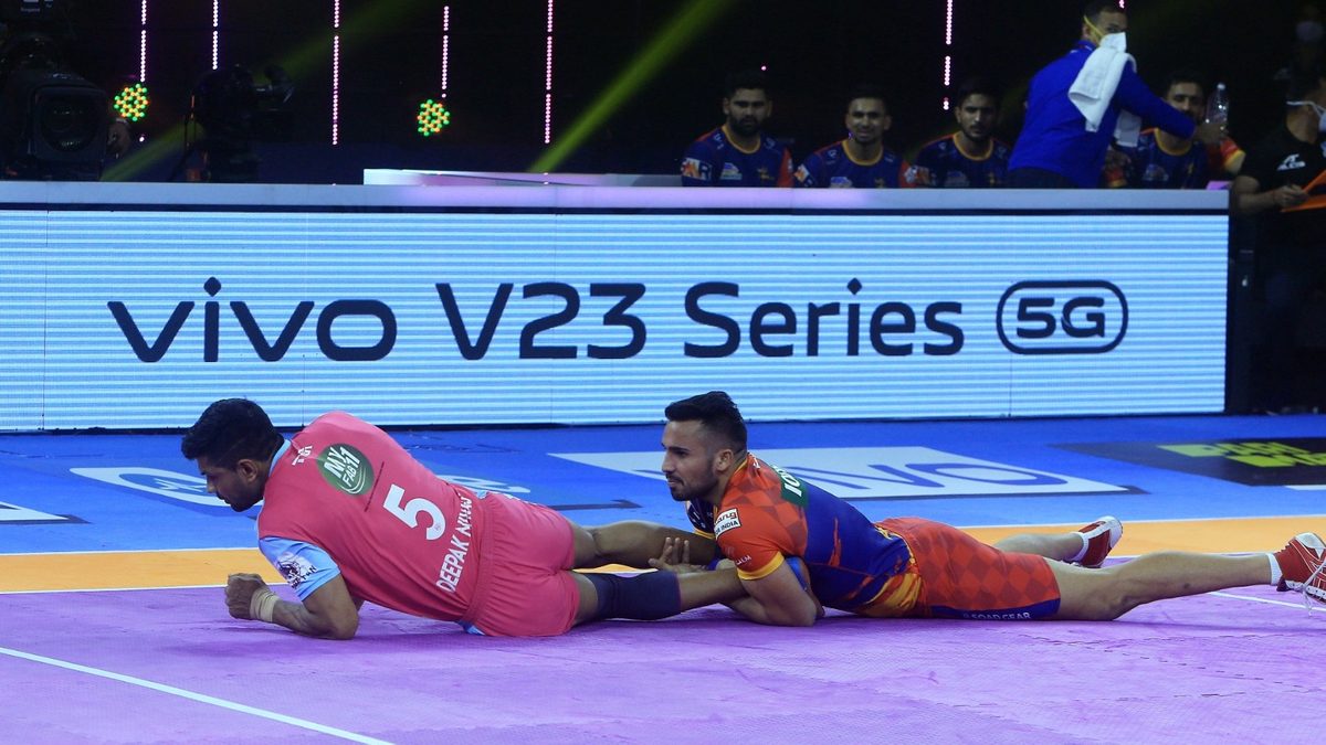Deepak Hooda of Jaipur Pink Panthers is held by Aashish Nagar of U.P. Yoddha in Match 16 of VIVO Pro Kabaddi League Season 8