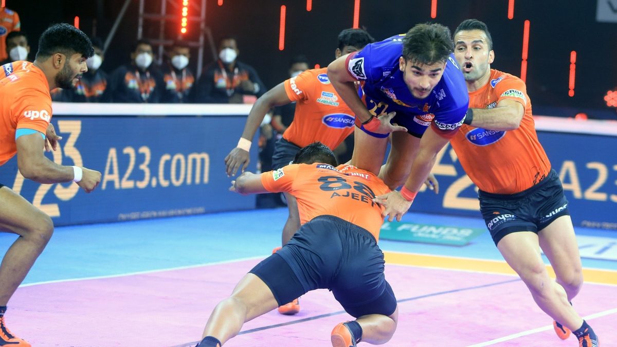 Ashu Malik of Dabang Delhi K.C. brings out his inner acrobat against U Mumba in Match 85 of VIVO Pro Kabaddi League Season 8