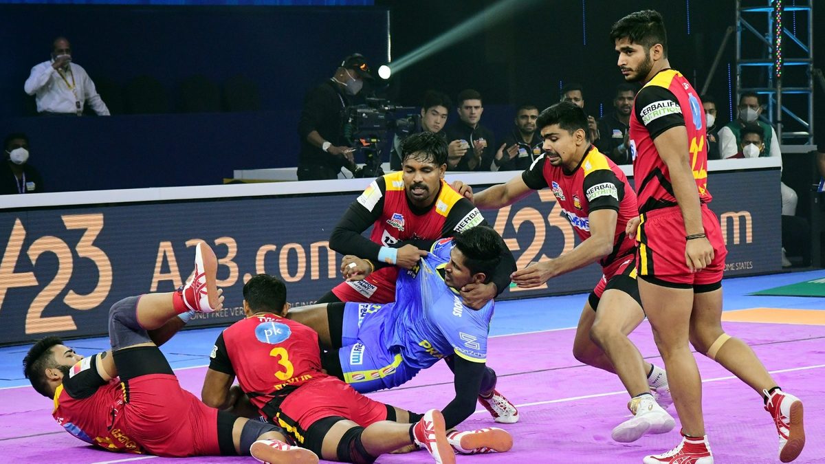 K Prapanjan of Tamil Thalaivas is stopped by a crowded Bengaluru Bulls' defence in Match 8 of VIVO Pro Kabaddi League Season 8