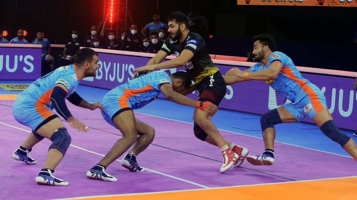 Rajnish of Telugu Titans looks for a way around the Bengal Warriors' defenders in Match 101 of VIVO Pro Kabaddi League Season 8