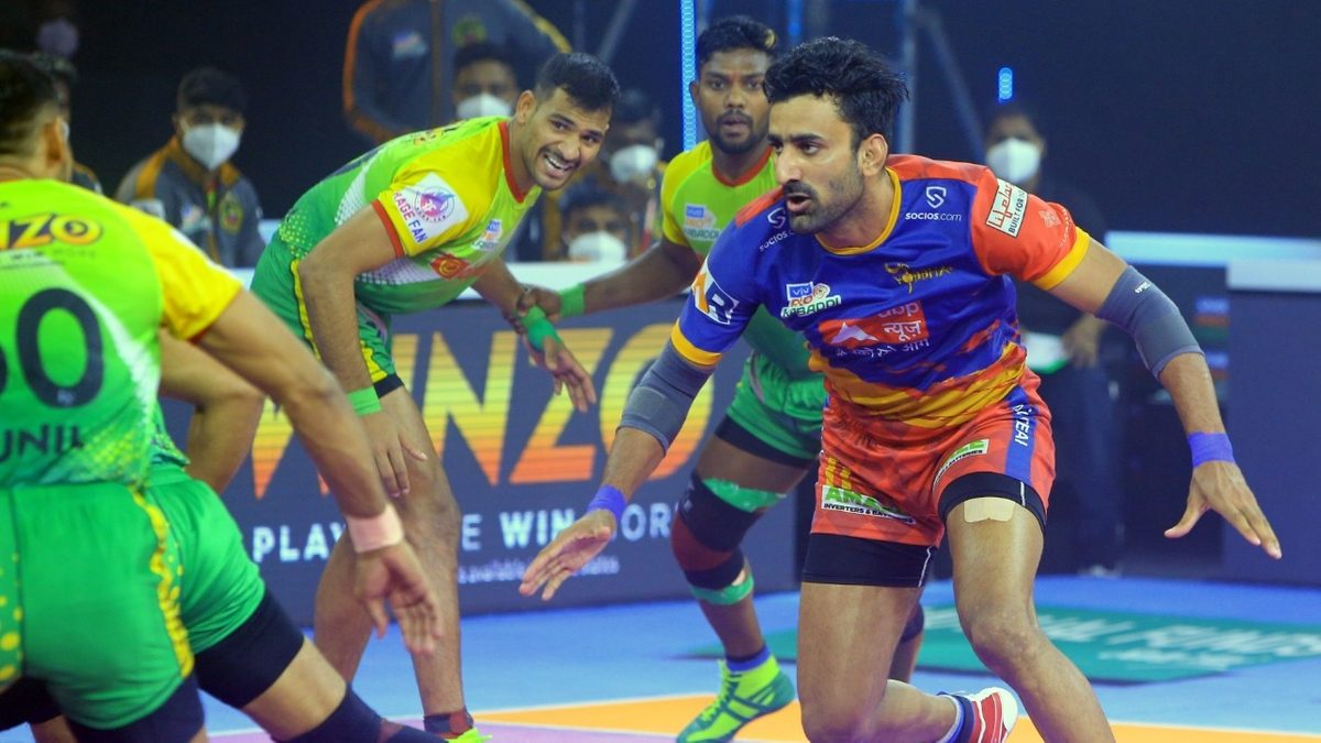 Surender Gill of U.P. Yoddhas looks determined to get a point off the Patna Pirates defense in Match 88 of VIVO Pro Kabaddi League Season 8