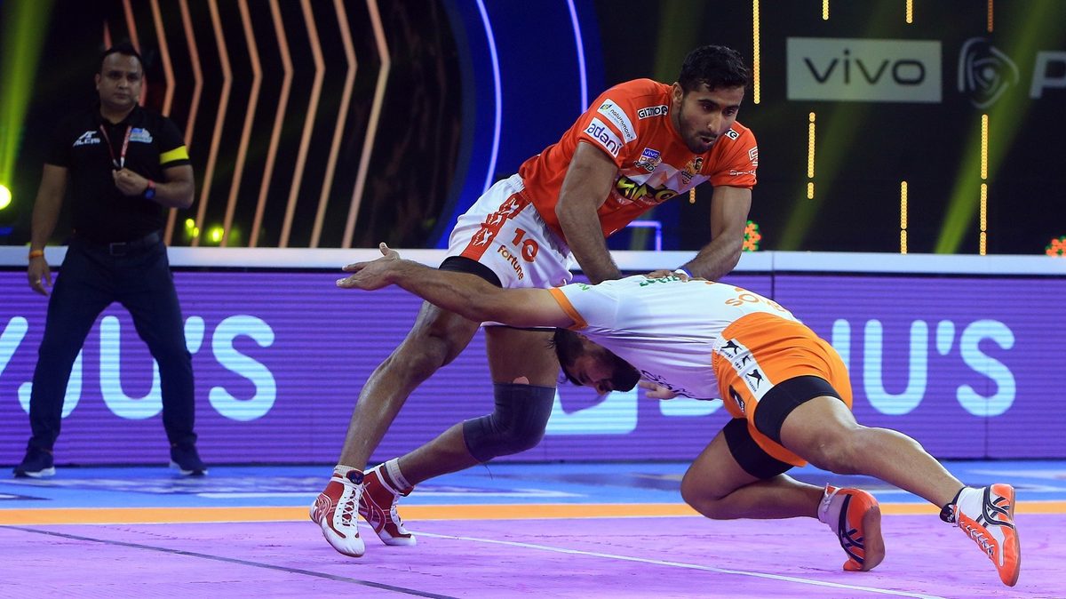Rakesh of Gujarat Giants looks to get past the Puneri Paltan defence in Match 118 of VIVO Pro Kabaddi League Season 8