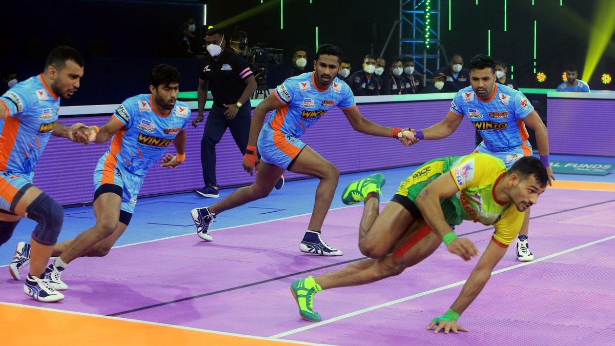 Sachin of Patna Pirates displays his agility on court against Bengal Warriors in Match 98 of VIVO Pro Kabaddi League Season 8