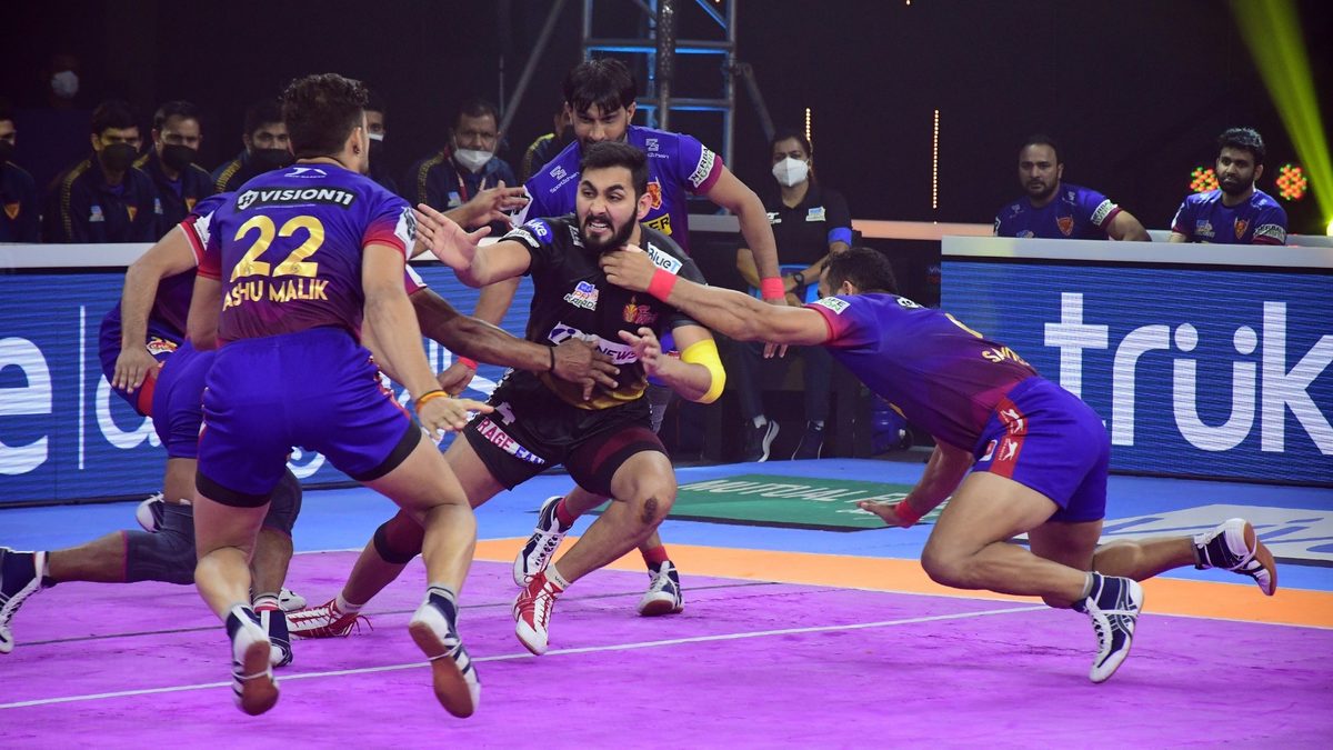 Rajnish of Telugu Titans struggles to get past a crowded Dabang Delhi K.C. defence in Match 128 of VIVO Pro Kabaddi League Season 8