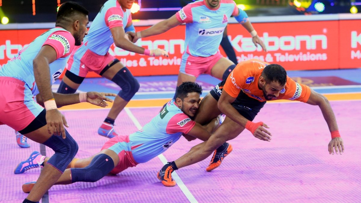 Vishal of Jaipur Pink Panthers grabs hold of Abhishek Singh of U Mumba in Match 119 of VIVO Pro Kabaddi League Season 8
