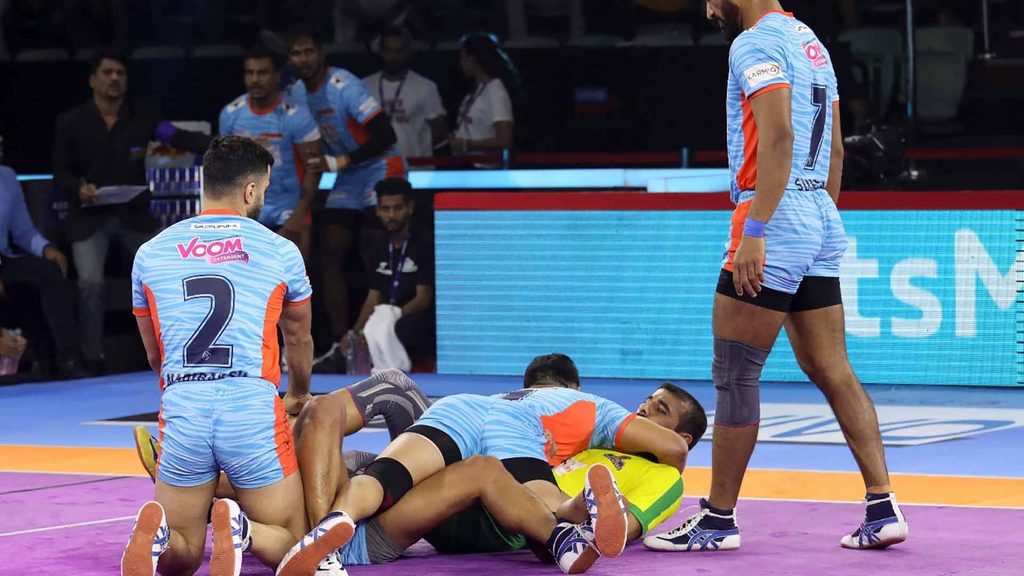 Rinku Narwal managed to keep Ajay Thakur quiet in the second period.