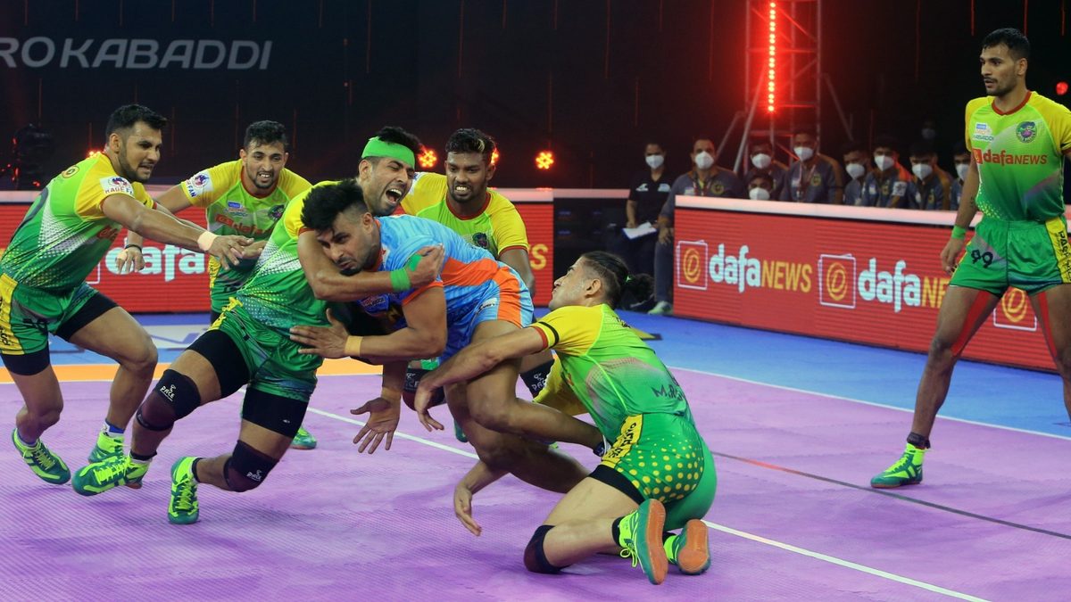 Maninder Singh of Bengal Warriors struggles to get away from a crowded Patna Pirates' defense in Match 98 of VIVO Pro Kabaddi League Season 8