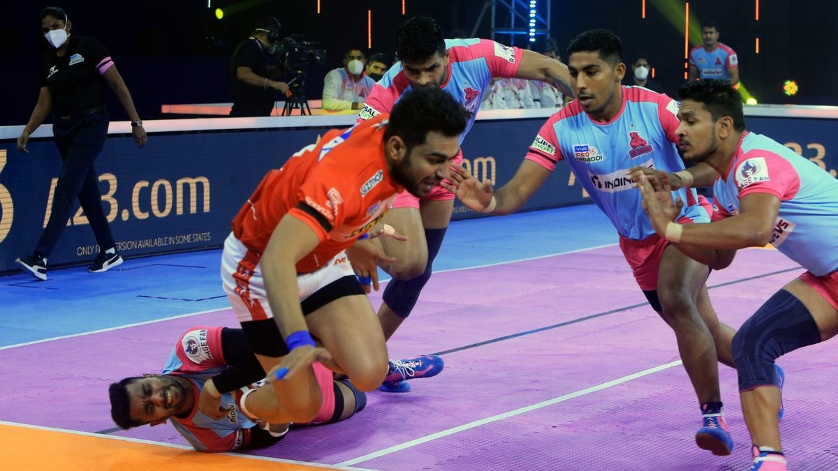 Ajay Kumar of Gujarat Giants is surrounded by the Jaipur Pink Panthers' defense in Match 100 of VIVO Pro Kabaddi League Season 8