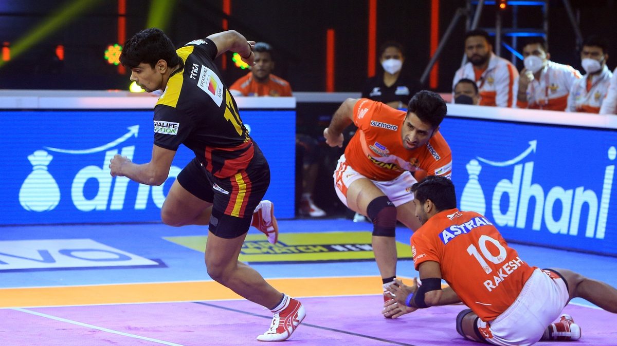 Gujarat Giants' defenders fail to stop Bengaluru Bulls' Pawan Sehrawat in Eliminator 2 of VIVO Pro Kabaddi League Season 8