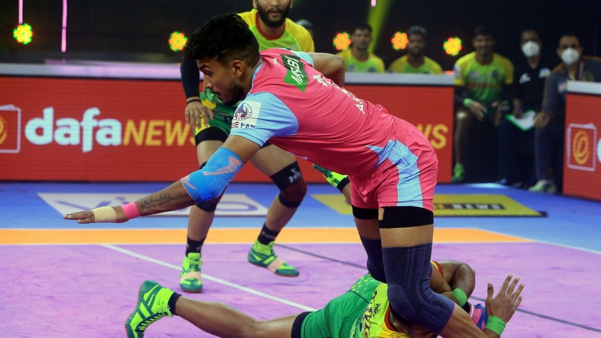 Arjun Deshwal of Jaipur Pink Panthers tries to secure a raid point against the Patna Pirates in Match 82 of VIVO Pro Kabaddi League Season 8
