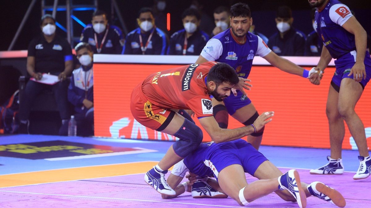 Dabang Delhi K.C.'s Vijay escapes with a raid point against Haryana Steelers in Match 55 of VIVO Pro Kabaddi League Season 8