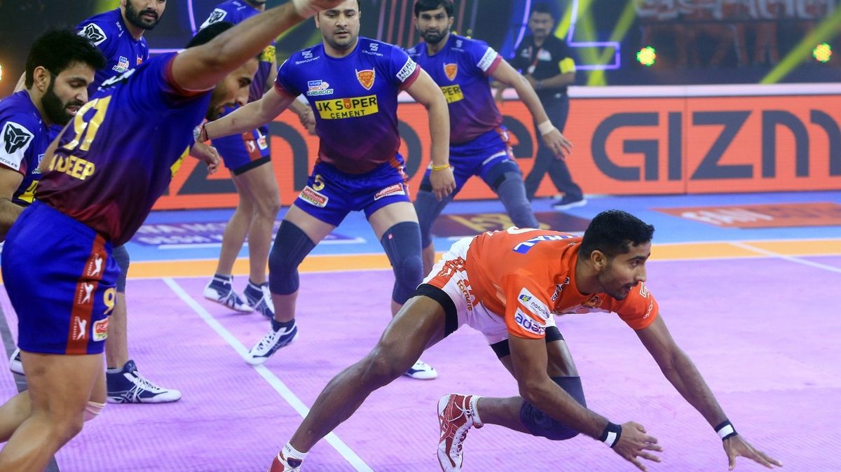 Rakesh of Gujarat Giants gets away from Sandeep Narwal of Dabang Delhi K.C. in Match 13 of VIVO Pro Kabaddi League Season 8