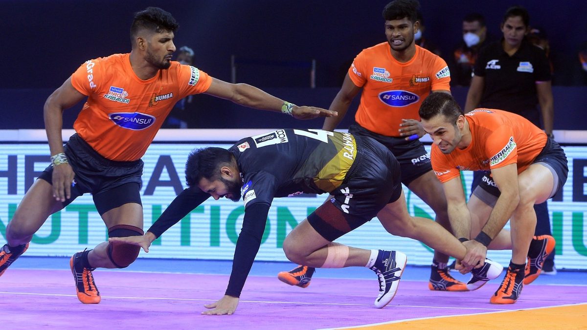 Rajnish of Telugu Titans looks to get past the U Mumba defense in Match 41 of VIVO Pro Kabaddi League Season 8.