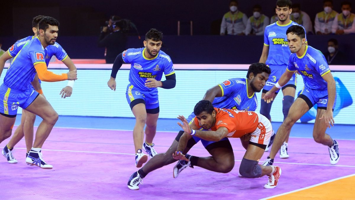 M Abhishek of Tamil Thalaivas pushes Rakesh of Gujarat Giants off the mat in Match 129 of VIVO Pro Kabaddi League Season 8