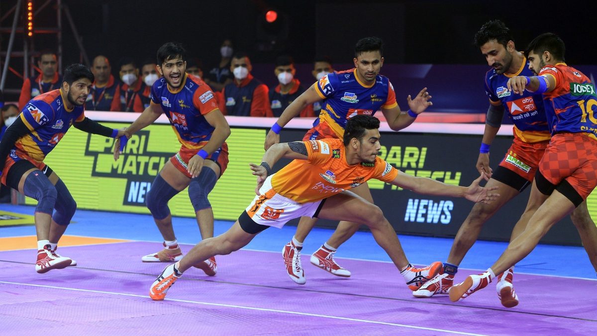 Puneri Paltan's Mohit Goyat goes full stretch to get a point off U.P. Yoddha defenders in Eliminator 1 of VIVO Pro Kabaddi League Season 8